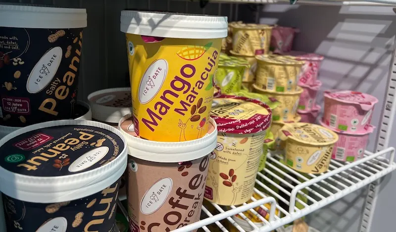 Vegane Glace mit Datteln gesüsst